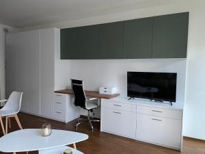 Metropolis Executive Suite, 24-7 check in