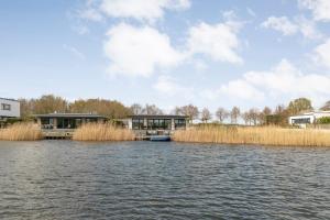Strandhuis Nijstad luxury on fishing water Drenthe