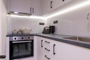 Peonia Apartment II Modern Stay with Balcony Near Old Town