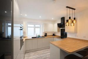 Room in Light-Filled Home with Private Garden