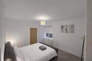 Room in Light-Filled Home with Private Garden