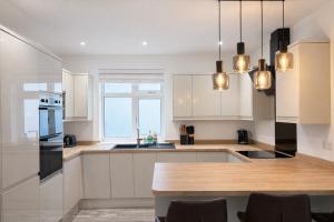 Room in Light-Filled Home with Private Garden