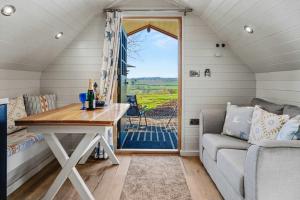 Swallow Light-filled pod with far-reaching scenic views