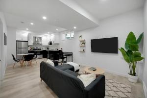 Cozy 2 bed Basement in SW Calgary Close to Banff, Spruce Meadows