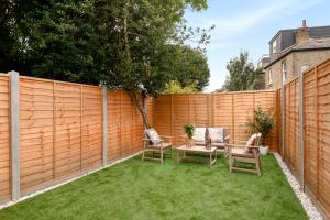 2BR House with Garden, Parking Stratford, London