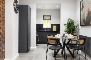 2BR House with Garden, Parking Stratford, London