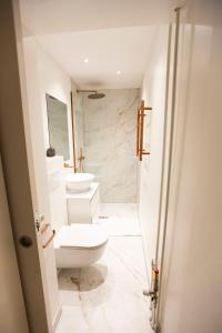 Central Apt Balcony I 5 Min to Metro and Canals