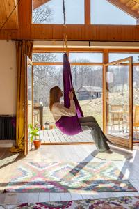 Lotna Pszczoła dom przy strumyku z balią pod gwiazdami