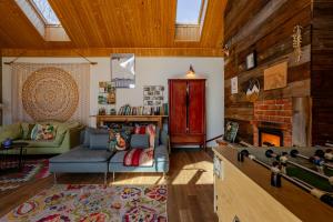 Lotna Pszczoła dom przy strumyku z balią pod gwiazdami