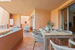 Relaxing Apartment in Bel-Air with Shared Pool - Minutes from the Beach