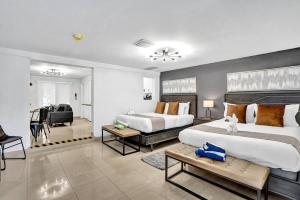 Beachside Studio w Pool Access Steps from the Shore