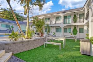 Prime Beachside Stay w Heated Pool & Parking
