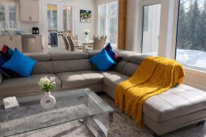 Muskoka Cottage Retreat with BBQ, Fire pit and Game Room Fun