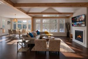 Muskoka Cottage Retreat with BBQ, Fire pit and Game Room Fun