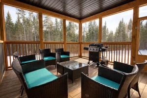 Muskoka Cottage Retreat with BBQ, Fire pit and Game Room Fun