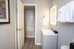 Frenchmen 2BR Retreat w Pool & Hot Tub Access