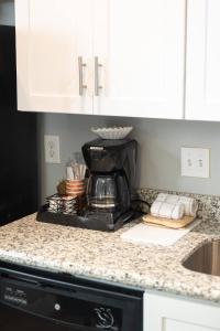 Frenchmen 2BR Retreat w Pool & Hot Tub Access