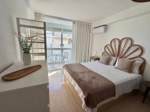 Sunlight Apartment - Apartamento soleado con balcón y piscina en el centro de Nerja