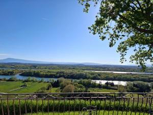 VILLA avec VUE MAGNIFIQUE -entièrement climatisée - piscine