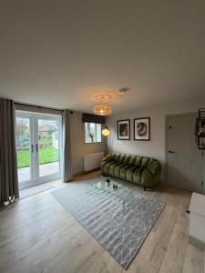 6Bed Accommodation - Sleeps 9 - Near iPort and RaceCourse - Rossington,Doncaster