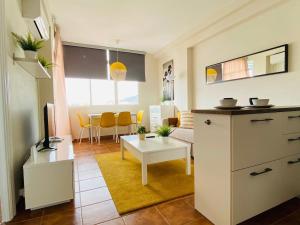 Soleado apartamento reformado 2 hab. en Playamar