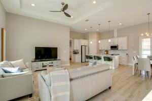 3 Mi to Manasota Beach! Sleek Home with Lanai