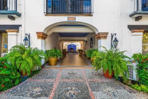 Cozy apartment w balcony, pool views, free Wifi