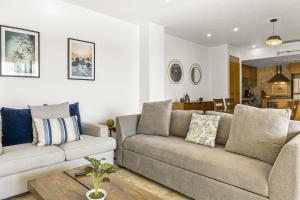 Stylish beach condo with private balcony, pool, AC and fitness room