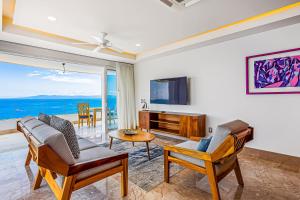 Luxe 8th-floor condo with endless ocean views, pool, spa & balcony