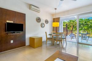 Lovely studio with private outdoor pool, on-site golf, patio, & AC