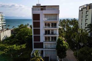 Relaxing condo with rooftop pool, oceanview balcony & walkable beach access