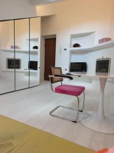 Apartment in Milan Center Duomo, Designed, AC, Wi-Fi, Metro