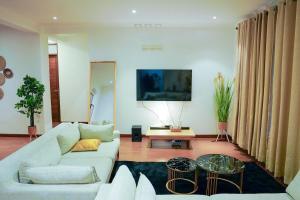 Makaya Homes Elegant 2BR Coastal Apartment