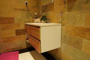Makaya Homes Elegant 2BR Coastal Apartment