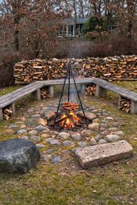 Scenic hilltop retreat for 14