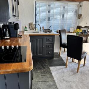 Nuthatch Cottage on-site spa XL hot tube sauna