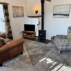 Nuthatch Cottage on-site spa XL hot tube sauna