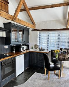 Nuthatch Cottage on-site spa XL hot tube sauna