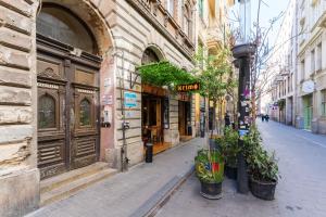 Kazinczy Apartment in Vibrant Area