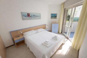 10m dal mare con piscina e parcheggio al coperto