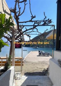 A&K Seafront Apartment 10m to Beach-Private Access,Tolo