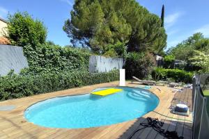 Studio with garden and pool, easy Nîmes access