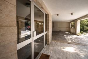 Sunny Minimal Studio Near Metro by ΜΡS