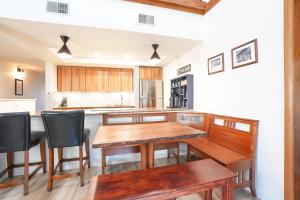 Mountainside Mt. Royal Condo - Stunning Views, Great Year-Round Location