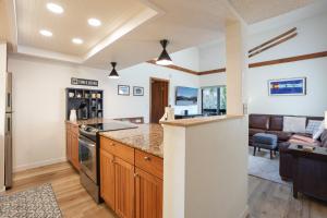 Mountainside Mt. Royal Condo - Stunning Views, Great Year-Round Location