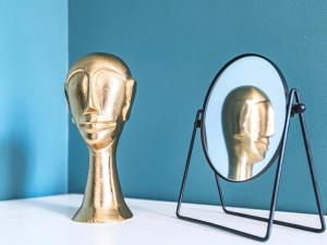 DAHLIA - Idéal pour Familles & Pros - Hypercentre - Vue Fontaine Subé et Cathédrale - Wifi - Machine à laver - Gare, Cathédrale de Reims, Commerces, Restaurants & Transports en commun accessibles à pied en moins de 10 minutes