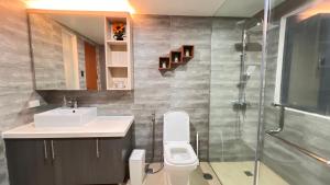 Modern Executive 1BR with Huge Balcony and Sunset View