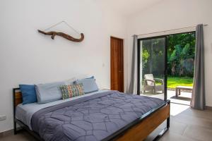Villa Luna, Central, Walk to Beach Restaurants, With Pool!