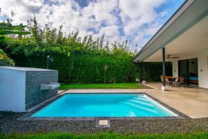 Villa Luna, Central, Walk to Beach Restaurants, With Pool!