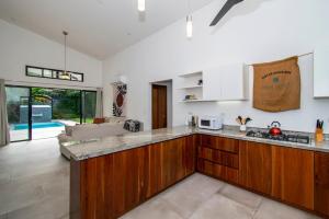 Villa Luna, Central, Walk to Beach Restaurants, With Pool!